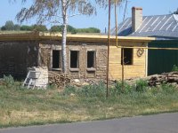 Удалена старая кровля, начат ремонт фасада дома Удалена старая кровля, начат ремонт фасада дома