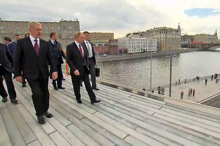 Президент Путин гуляет по мосту Президент Путин гуляет по мосту