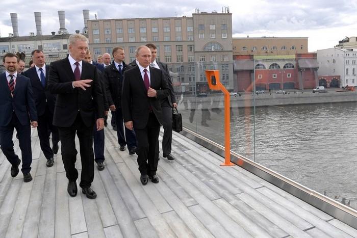 Президент Путин гуляет по мосту Президент Путин гуляет по мосту